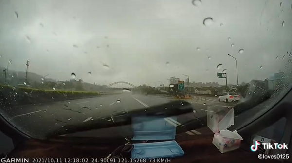 「大神」雨中華麗下交流道　旋轉360度橫跨4線道影片曝。（圖／翻攝「Andy老爹」臉書）