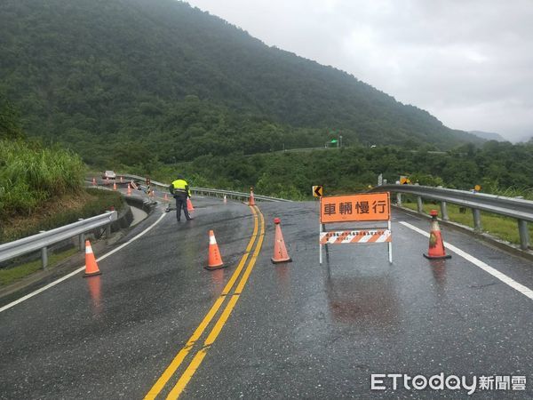 ▲▼輕颱圓規掠過，台東玉長公路東端29.8公里處因連日豪雨而下陷，目前已緊急封閉搶修。（圖／記者楊漢聲翻攝）