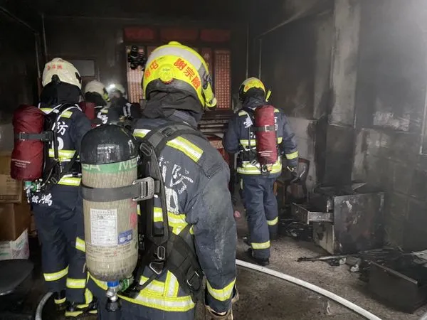 ▲▼台中一處民宅神明廳起火，所幸15分鐘內即撲滅無人傷亡。（圖／民眾提供）