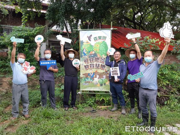 ▲中華醫大孫逸民校長（左三），偕同楠西密枝社區發展協會等幹部，為輔導開發的森果川可食地景教育基地宣布啟用，將種植各種香草植物。（圖／記者林悅翻攝，下同）