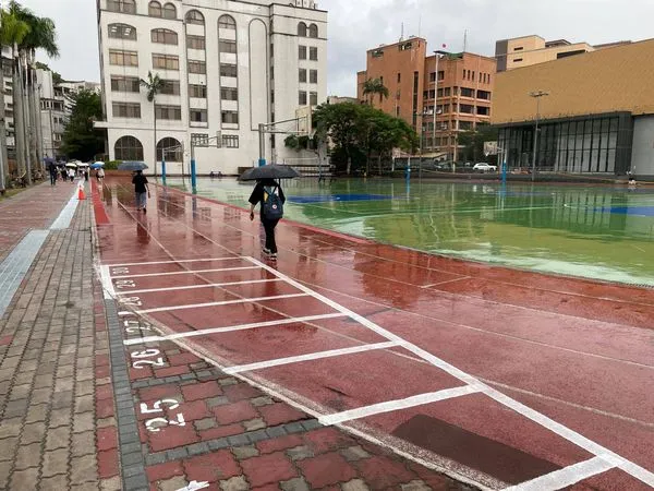 ▲▼世新大學在操場跑道上畫停車格。（圖／讀者提供）