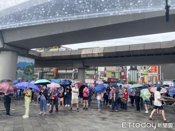 ▲▼民眾抗議北市府未規畫花博館打疫苗排隊動線，造成現場民眾亂成一團。（圖／讀者提供）