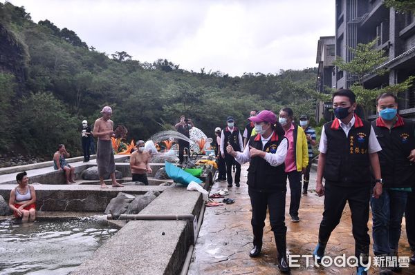 ▲▼花蓮縣長徐榛蔚冒著滂沱大雨一路從花蓮北區到南區勘災。（圖／花蓮縣政府提供，下同）