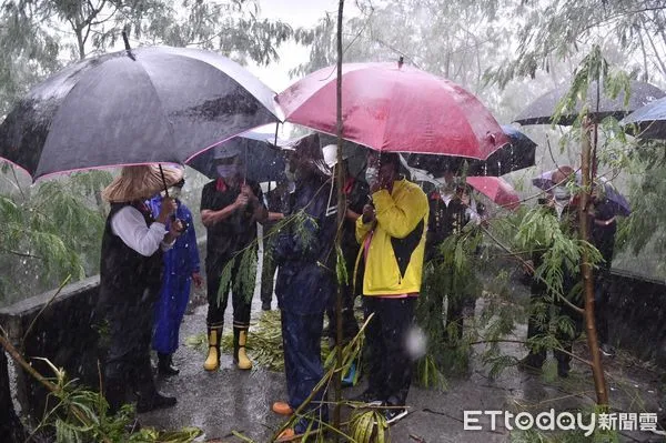 ▲▼花蓮縣長徐榛蔚冒著滂沱大雨一路從花蓮北區到南區勘災。（圖／花蓮縣政府提供，下同）