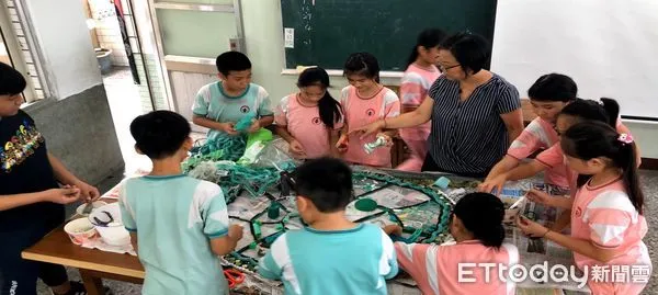 ▲新生國小美術班，利用淨灘的海洋廢棄物及社區回收物改造成公共藝術牆面新創作。（圖／記者楊漢聲翻攝）