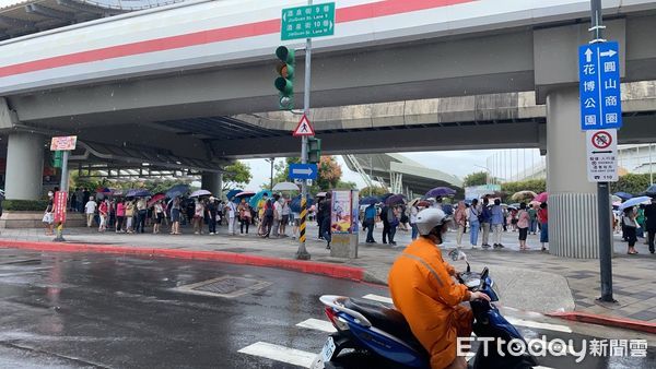 ▲▼北市莫德納第2劑開打，現場擠滿民眾，住戶傻眼：排超長的。（圖／民眾提供）