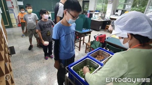 ▲▼花蓮秀林鄉景美國小學生留在校內用完營養午餐，等候家長接回。（圖／記者黃彥傑翻攝）