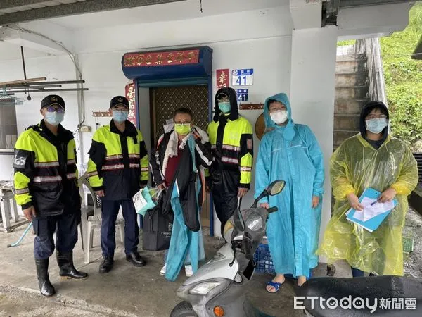 ▲鳳林警方挨家挨戶通知並協助撤離。（圖／鳳林分局提供，下同）