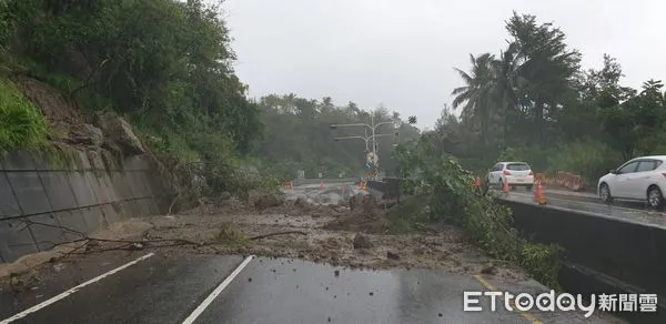 ▲台11線水往上流段落石坍方搶修中。（圖／記者楊漢聲翻攝）