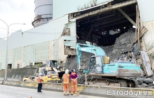 ▲桃園市龜山區承恩砂石場昨天凌晨發生砂石崩塌造成小黃運將慘死意外，昨日上午，砂石場坍塌現場全力搶救作業。（資料照／記者沈繼昌攝）