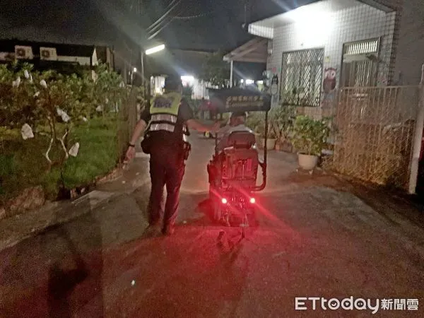 ▲枋寮警分局佳冬分駐所警員陳頡、黃玉欣協助李姓阿北返家             。（圖／記者陳崑福翻攝，以下同）