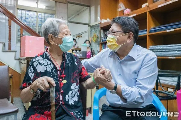 ▲屏東縣長潘孟安到百歲人瑞趙王隆春阿嬤家中，致贈重陽敬老慰問禮金與祝賀小卡             。（圖／屏東縣政府社會提供，以下同）