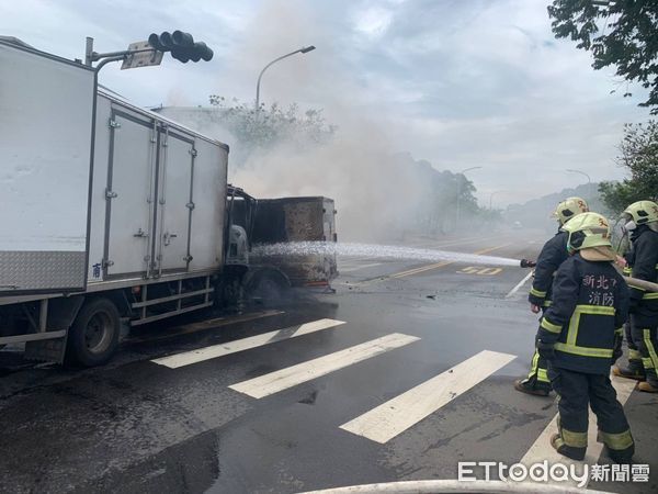 ▲▼林口運鈔車碰撞後起火，保全人員緊急逃生。（圖／記者陳豐德翻攝）