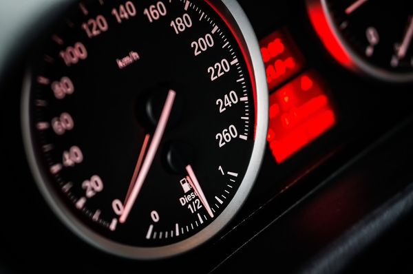 ▲▼車輛、開車、儀錶板、時速、駕駛。（圖／取自免費圖庫pixabay）