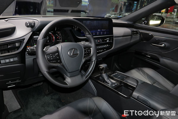 ▲171萬起！Lexus「ES豪華房車」小改款上市　內外質感再次升級。（圖／記者張慶輝攝）
