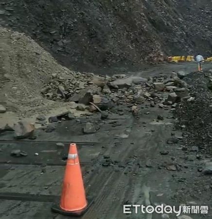 ▲投89線路段因豪雨邊坡坍方落石而中斷。（圖／翻攝「南投縣政府警察局仁愛分局」臉書粉專）