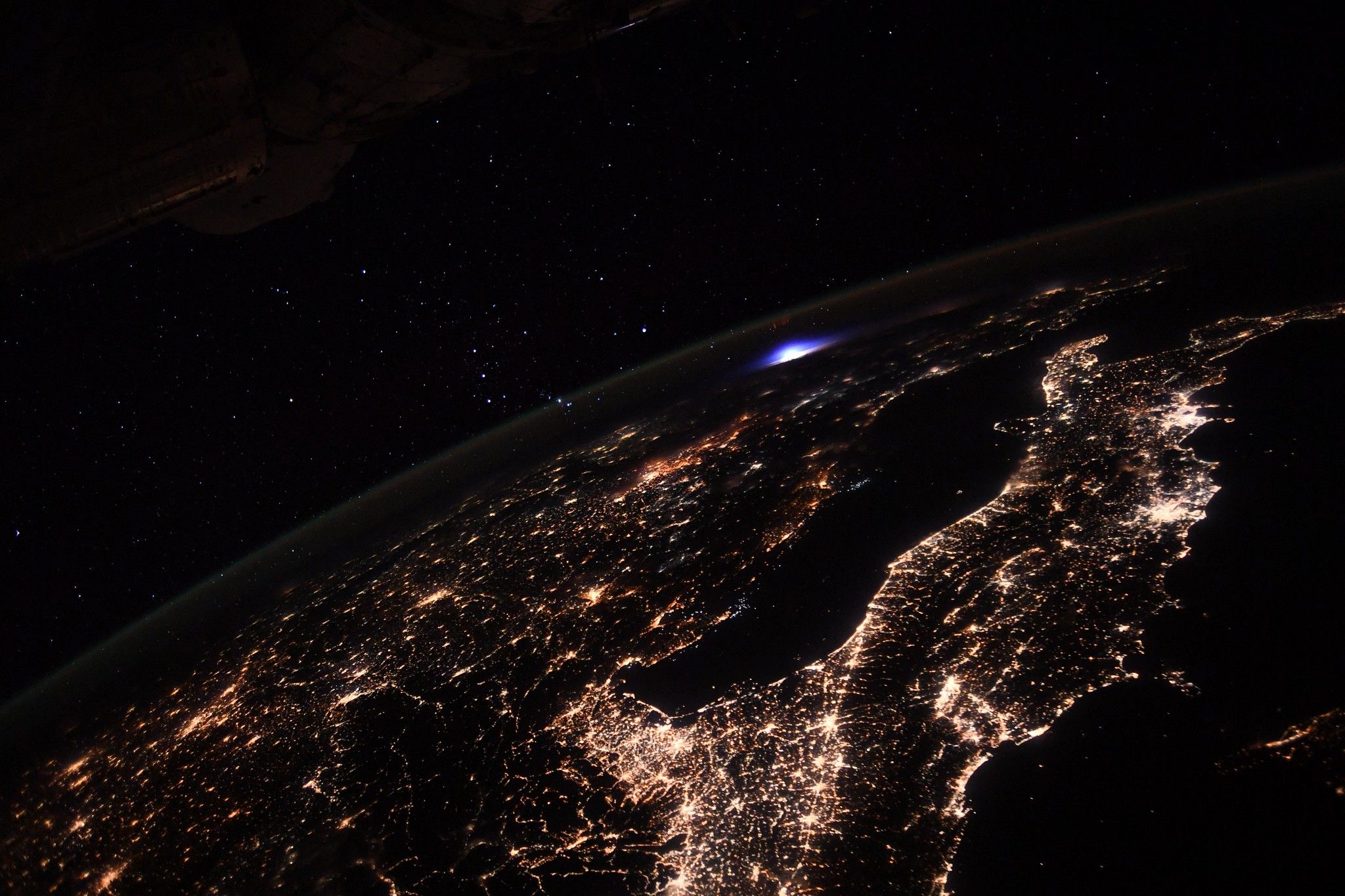 ▲▼太空人執行任務時意外在歐洲大陸上空觀測到大氣層中罕見的「藍色噴流」。（圖／翻攝自歐洲太空總署）
