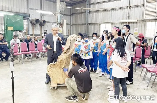 ▲桃園市摩里沙卡木藝工作室今天舉辦義賣活動，負責人余峻寬拍賣木製藝術品。（圖／記者沈繼昌翻攝）