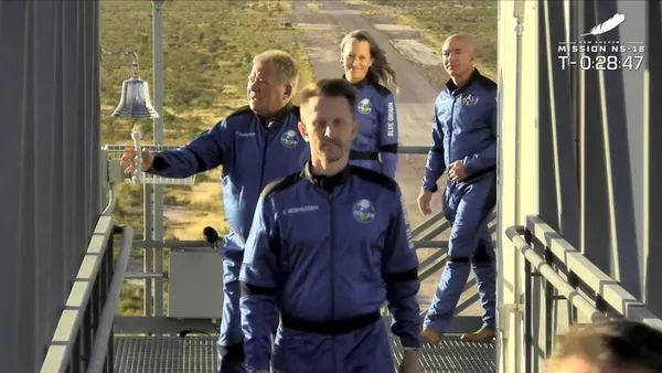 ▲▼扮演寇克艦長的90歲演員薛特納（William Shatner），搭上貝佐斯藍色起源公司的火箭上太空。（圖／路透）