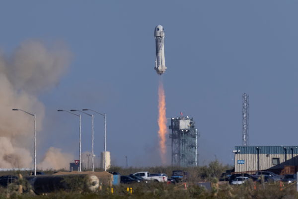 ▲▼藍色起源（Blue Origin）公司載人火箭「新雪帕德號」（New Shepard）搭載薛特納（William Shatner）等人，順利上太空。（圖／路透）