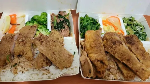 自助餐「2便當250元」遭嫌貴　店家喊冤曝菜色：他都夾很貴。（圖／東森新聞）