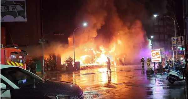 高雄市鹽埕區城中城社區14日發生重大火警。（圖／擷取自臉書社團高雄大小事）