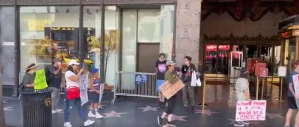 ▲▼美國反接種疫苗民眾上街抗議，遭街友打臉。（圖／tweeter@FilmThePoliceLA）