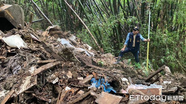 ▲保七總隊會同屏東林管處、高雄市警方查獲何男等8人利用田寮山區掩埋事業廢棄物             。（圖／記者陳崑福翻攝，以下同）