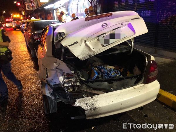 ▲▼19歲駕駛失控打滑連撞5車停下，駕駛友人頭暈、4肢擦挫傷送醫。（圖／記者邱中岳翻攝）