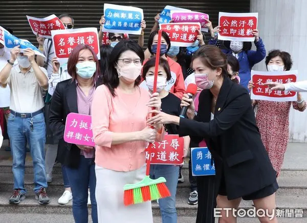 ▲▼婦女團體聲援鄭麗文 議員鍾沛君送鄭麗文掃把把蘇貞昌趕出立法院。（圖／記者屠惠剛攝）