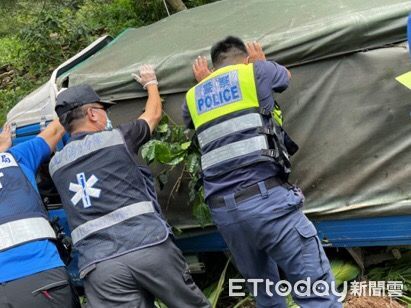 ▲里港警分局三地門分駐所警員鍾浩然下山坡救援張姓駕駛             。（圖／記者陳崑福翻攝，以下同）