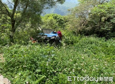 ▲里港警分局三地門分駐所警員鍾浩然下山坡救援張姓駕駛             。（圖／記者陳崑福翻攝，以下同）