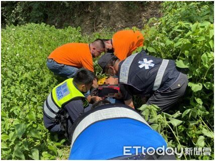 ▲里港警分局三地門分駐所警員鍾浩然下山坡救援張姓駕駛             。（圖／記者陳崑福翻攝，以下同）