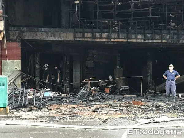 ▲▼高雄鹽埕城中城火警事故，1樓鑑驗科人員正進行火場調查。（圖／記者賴文萱攝）