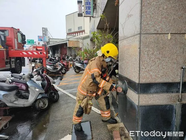 ▲台南市消防局第二救災救護大隊，14日上午在「麻豆示範國宅」特辦理第一線救災人員高樓火警搶救訓練。（圖／記者林悅翻攝，下同）