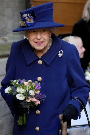 ▲▼英國女王伊莉莎白二世（Queen Elizabeth II）出席活動，首次在公開場合使用拐杖             。（圖／路透）
