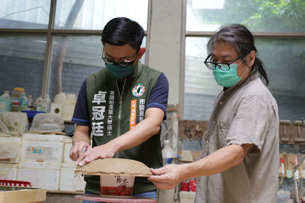 ▲▼卓冠廷投入新北市議員選戰，首站前往鶯歌手作陶製餐盤，要送給老婆洪慈庸當禮物。（圖／卓冠廷提供）