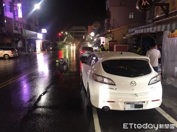 ▲台東市中華路2段豐里橋前機車與轎車交通事故，警方現場調查。（圖／記者楊漢聲翻攝）