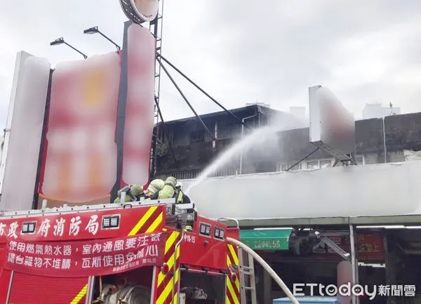 ▲桃園市桃園區中山路1棟2層樓民宅14日上午發生火警，消防人員在現場灌救。（圖／記者沈繼昌翻攝）