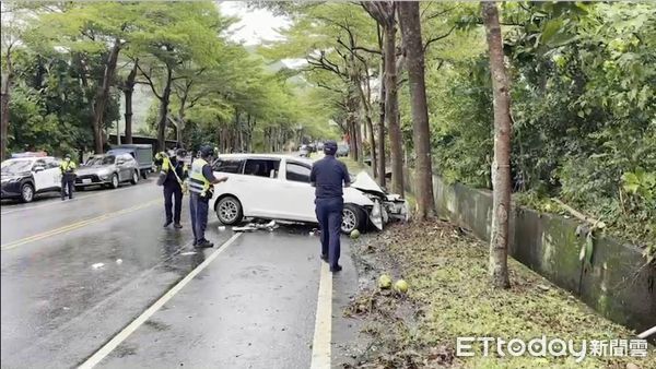 ▲▼東河橋自撞，一人命危、4人輕重傷。（圖／記者楊漢聲翻攝）