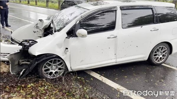 ▲▼東河橋自撞，一人命危、4人輕重傷。（圖／記者楊漢聲翻攝）