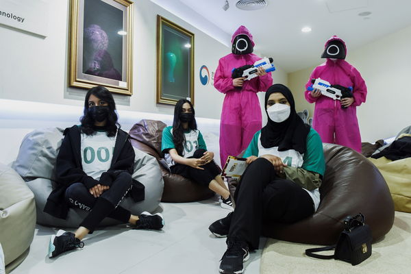 ▲▼阿拉伯聯合大公國（UAE）的南韓文化中心（KCC）舉辦真實版「魷魚遊戲」。（圖／路透）