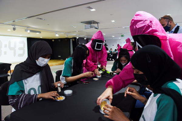 ▲▼阿拉伯聯合大公國（UAE）的南韓文化中心（KCC）舉辦真實版「魷魚遊戲」。（圖／路透）