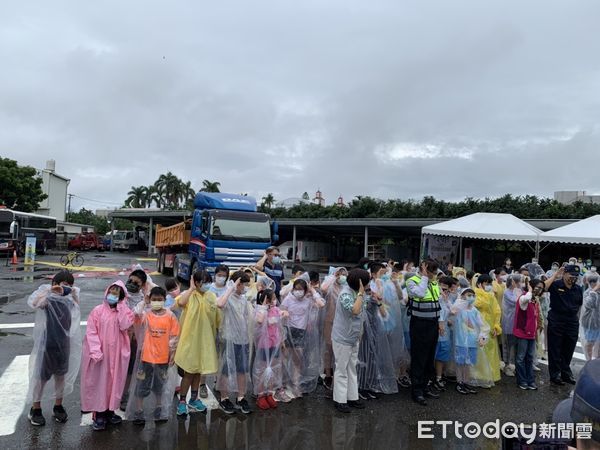 ▲交通安全月啟動，屏東縣縣警局交通隊化身交安體驗教室            。（圖／記者陳崑福翻攝，以下同）