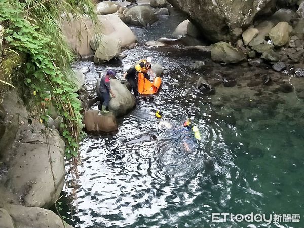 ▲經過1個多小時的搜尋，救援人員在水底現施男，但已經沒有生命跡象，大家合力將他運送上岸。（圖／記者黃孟珍翻攝）