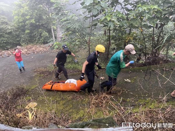 ▲經過1個多小時的搜尋，救援人員在水底現施男，但已經沒有生命跡象，大家合力將他運送上岸。（圖／記者黃孟珍翻攝）