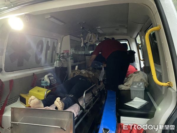 ▲經過1個多小時的搜尋，救援人員在水底現施男，但已經沒有生命跡象，大家合力將他運送上岸。（圖／記者黃孟珍翻攝）