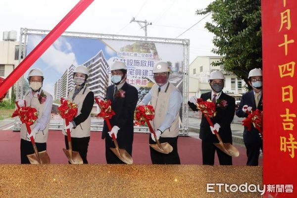 ▲台南市仁德二空公宅14日舉辦動土儀式，預計2024年度完成75戶社會住宅，市長黃偉哲等人出席動土典禮。（圖／記者林悅翻攝，下同）