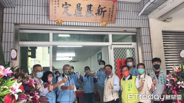 ▲台南市餐飲業職業工慶祝新會館成立揭牌儀式，市長黃偉哲致贈工會「新基鼎定」匾額祝賀該會新會館成立。（圖／記者林悅翻攝，下同）