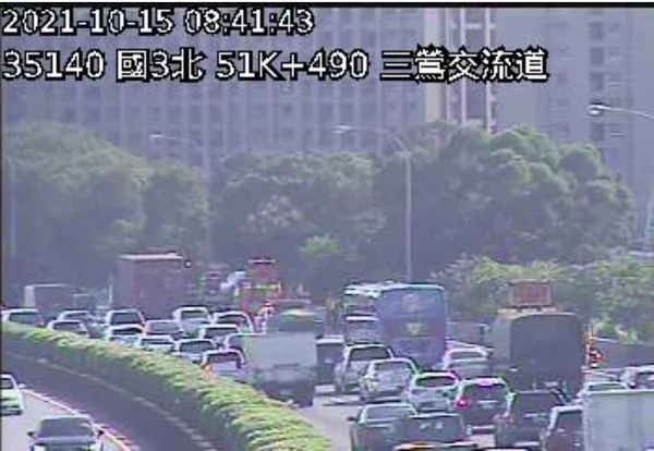 ▲▼北二高北上轎車翻覆。（圖／翻攝1968網站）